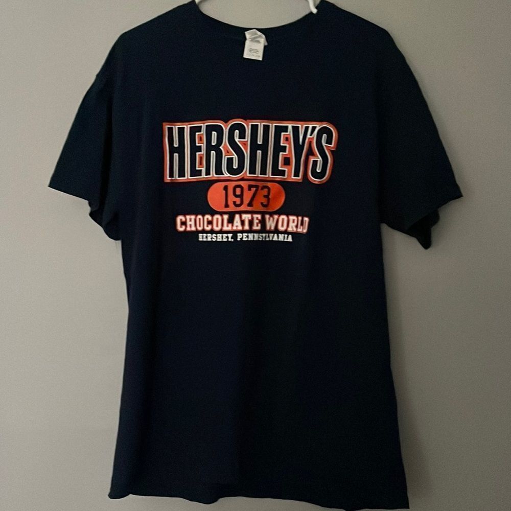 T-shirt Hershey’s Pennsylvania Chocolate World Size L Navy. EUC.